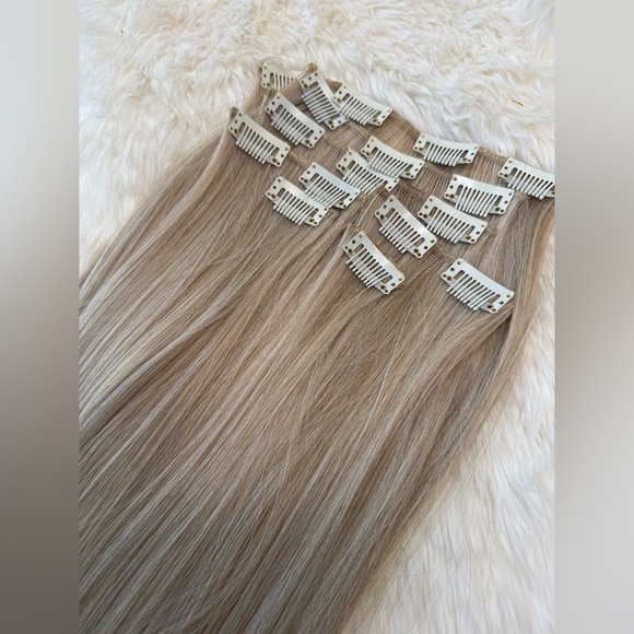 Luxurious Blonde with Highlights long Hair Extensions 24 In- Human hair Blend - Picture 5 of 11